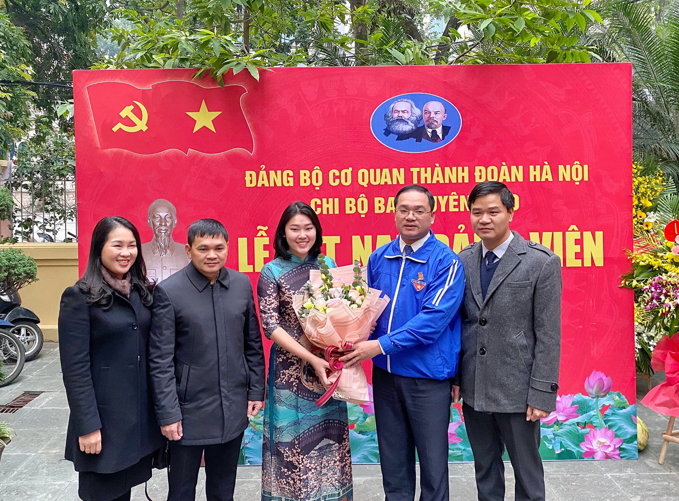 Xúc động lễ kết nạp đảng viên mới tại 90 Thợ Nhuộm ảnh 2