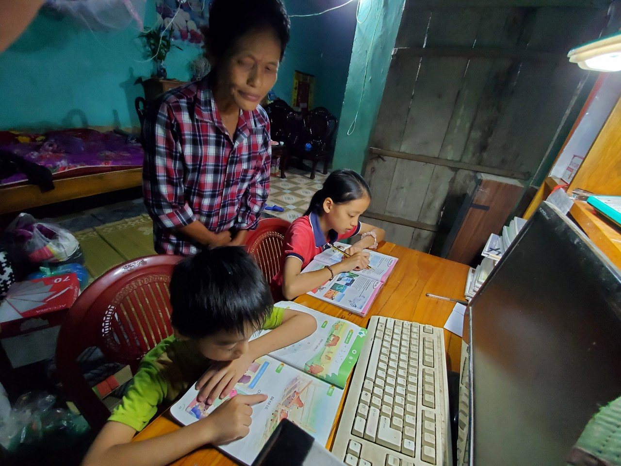 Xót thương 2 trẻ mồ côi ở với bà ngoại bị ung thư di căn ảnh 4