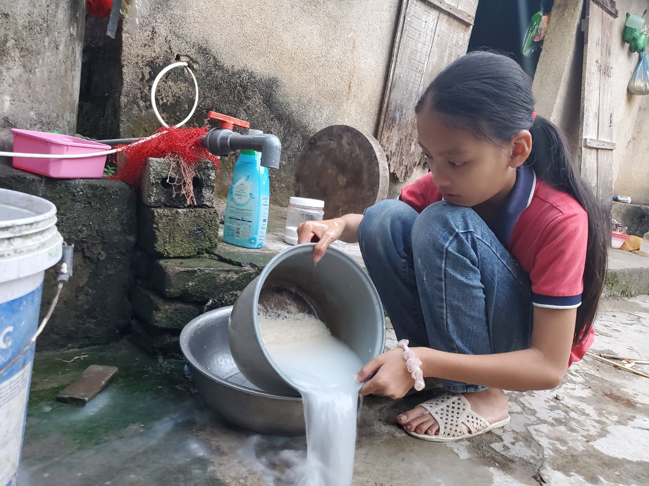 Xót thương 2 trẻ mồ côi ở với bà ngoại bị ung thư di căn ảnh 6