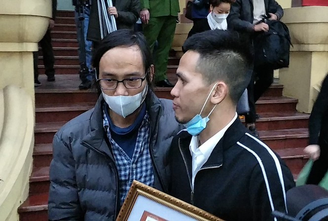 Đỡ cứu bé gái rơi từ tầng 12: Người hùng và những giọt nước mắt ảnh 2