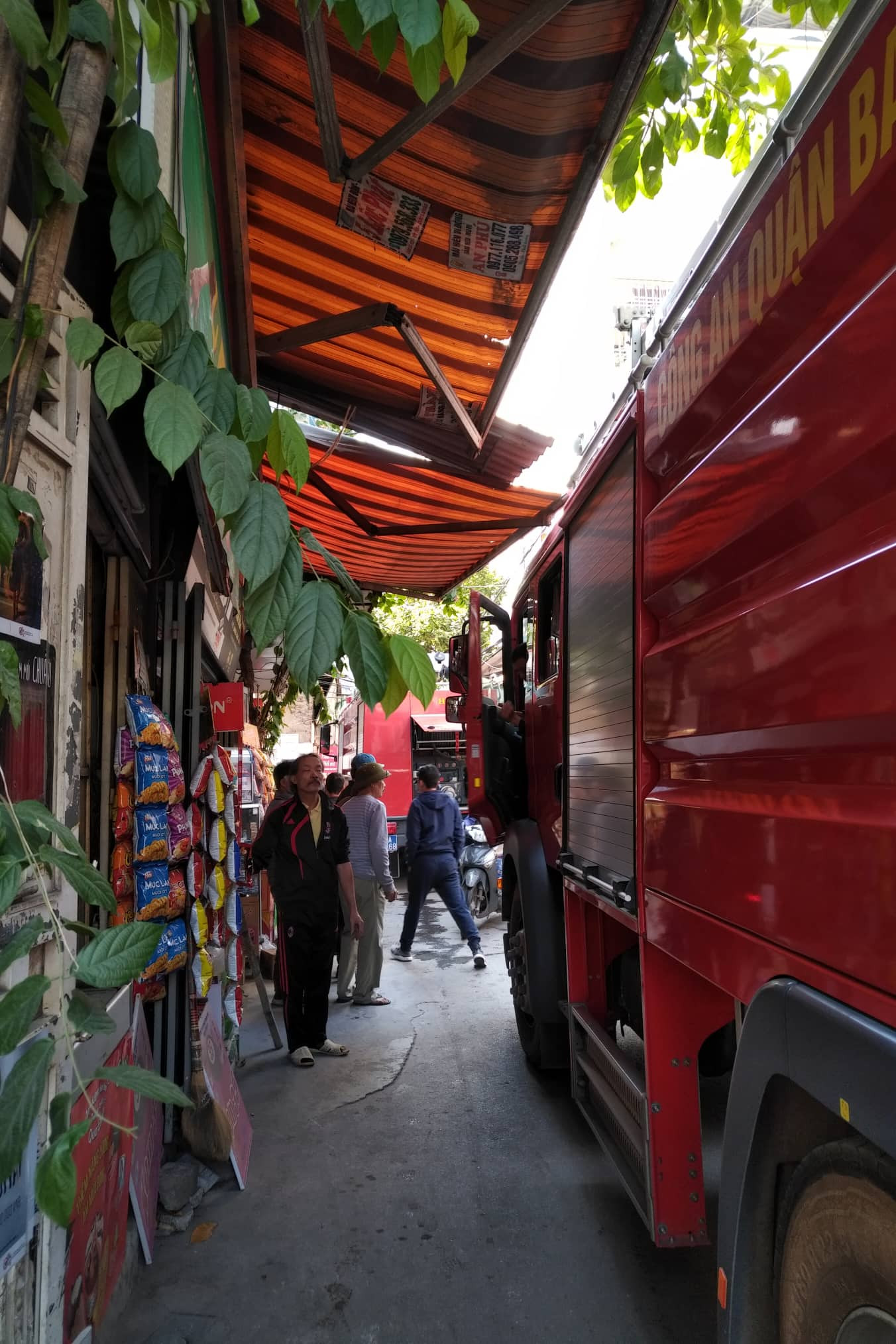 Xe chở gas phát nổ cháy dữ dội lan sang nhà giữa phố Bùi Ngọc Dương ảnh 4