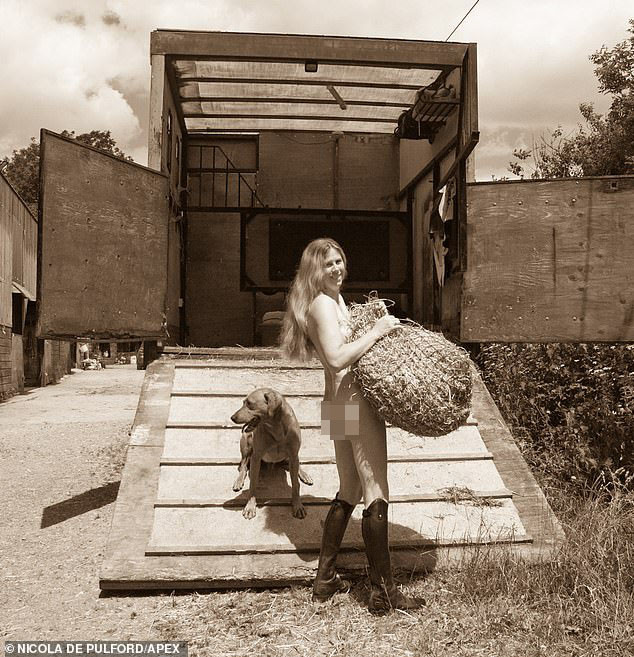 Bộ ảnh lịch khoả thân của những nữ nông dân nước Anh ảnh 11