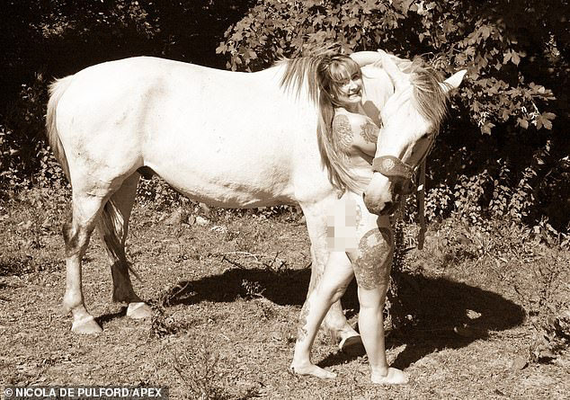 Bộ ảnh lịch khoả thân của những nữ nông dân nước Anh ảnh 9