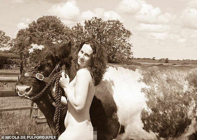 Bộ ảnh lịch khoả thân của những nữ nông dân nước Anh ảnh 4