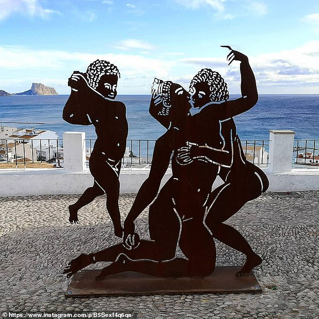 Loạt tác phẩm điêu khắc mô tả hành vi tình dục dựng ở bãi biển gây bức xúc ảnh 3