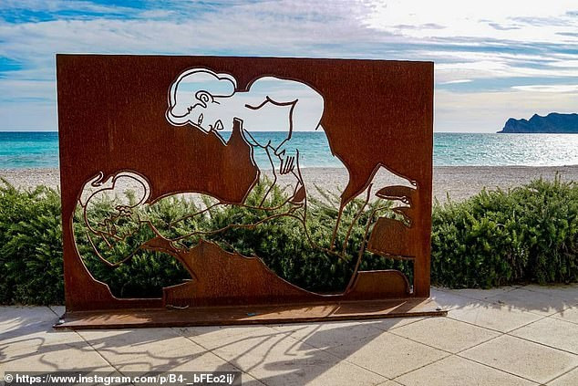 Loạt tác phẩm điêu khắc mô tả hành vi tình dục dựng ở bãi biển gây bức xúc ảnh 4