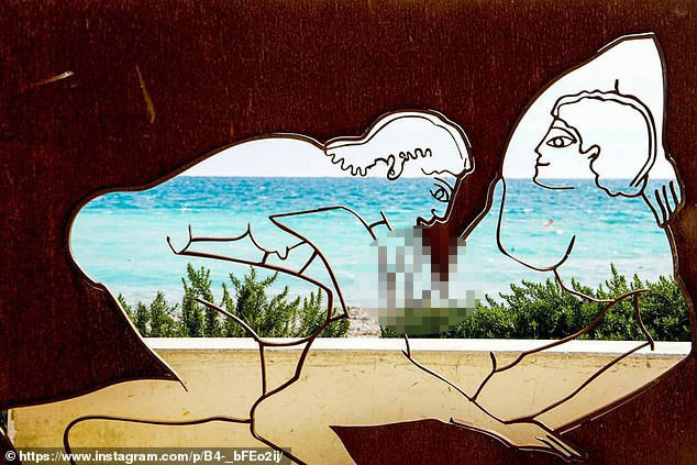 Loạt tác phẩm điêu khắc mô tả hành vi tình dục dựng ở bãi biển gây bức xúc ảnh 2