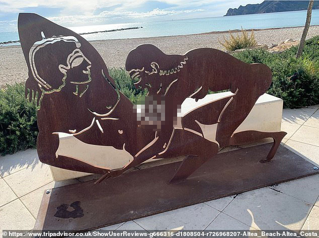 Loạt tác phẩm điêu khắc mô tả hành vi tình dục dựng ở bãi biển gây bức xúc ảnh 1