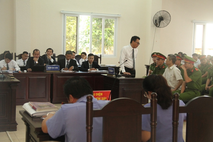 Cựu Bí thư Thị xã Bến Cát và các đồng phạm hầu toà vì sai phạm đất đai ảnh 3