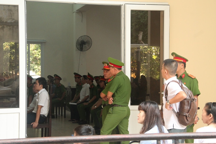 Cựu Bí thư Thị xã Bến Cát và các đồng phạm hầu toà vì sai phạm đất đai ảnh 4