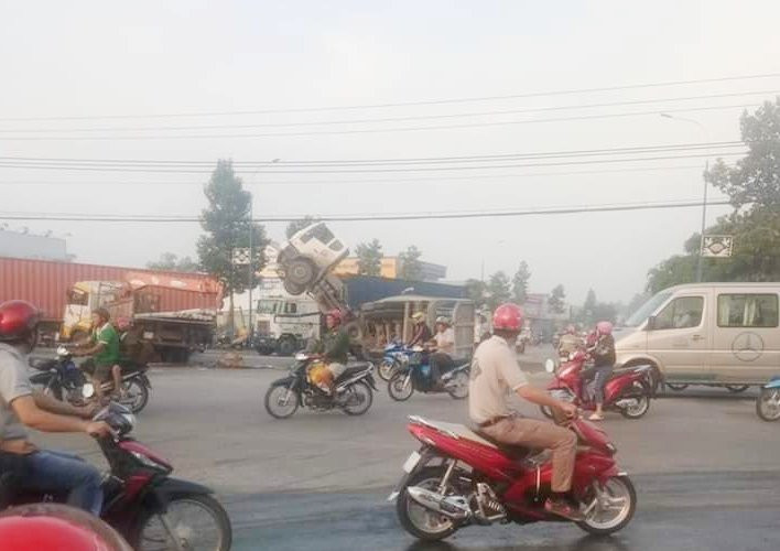 Đầu container chổng lên trời như 'tên lửa' ở Bình Dương ảnh 2