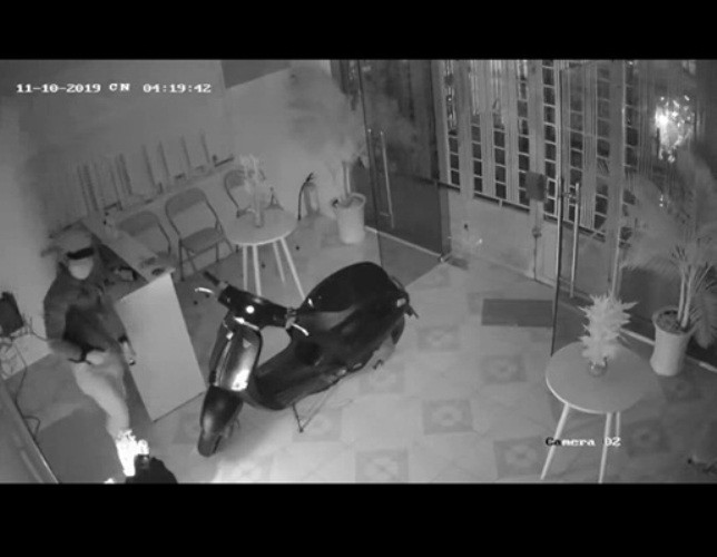 Trộm đột nhập công ty khoắng tài sản, dùng điện thoại nạn nhân để lừa đảo ảnh 2