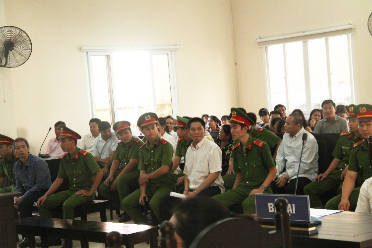 Vì sao vụ xử cựu Bí thư và đồng phạm bị hoãn giữa chừng? ảnh 2