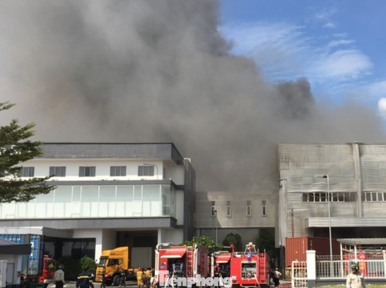 Cháy lớn ở công ty sản xuất bàn ghế Bình Dương ảnh 1