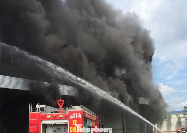 Cháy lớn ở công ty sản xuất bàn ghế Bình Dương ảnh 2