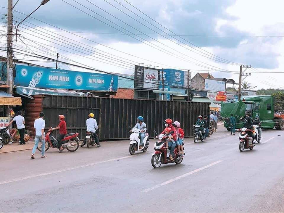 Thùng container văng vào nhà dân khiến 2 người thương vong ảnh 1