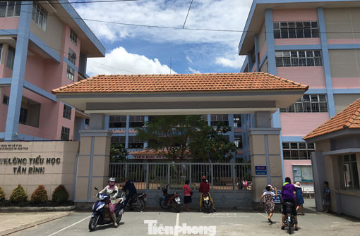 Một học sinh lớp 4 bị thầy giáo tát đỏ má vì nghịch trong giờ ngủ trưa ảnh 1