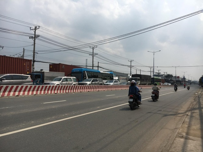 Quốc lộ 13 ‘tê liệt’ vì hải quan soi hàng giả xe container ảnh 5