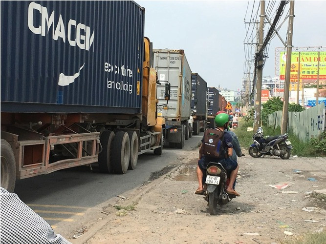 Quốc lộ 13 ‘tê liệt’ vì hải quan soi hàng giả xe container ảnh 2