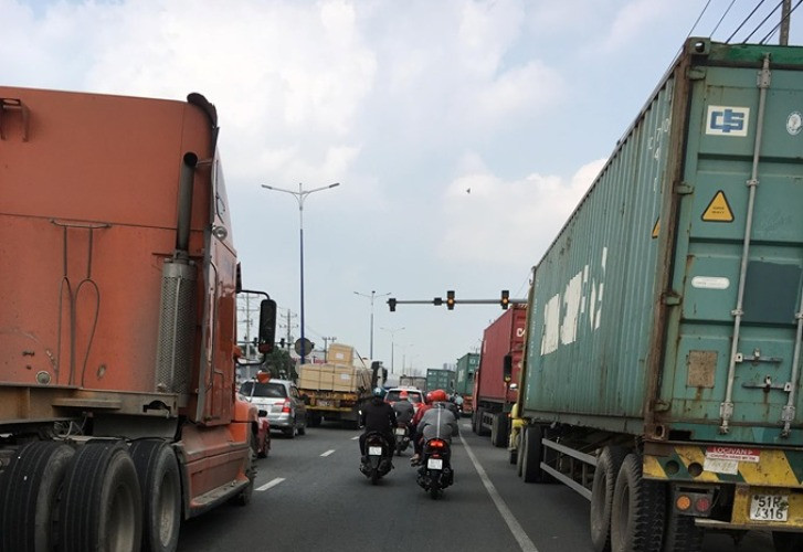 Quốc lộ 13 ‘tê liệt’ vì hải quan soi hàng giả xe container ảnh 1