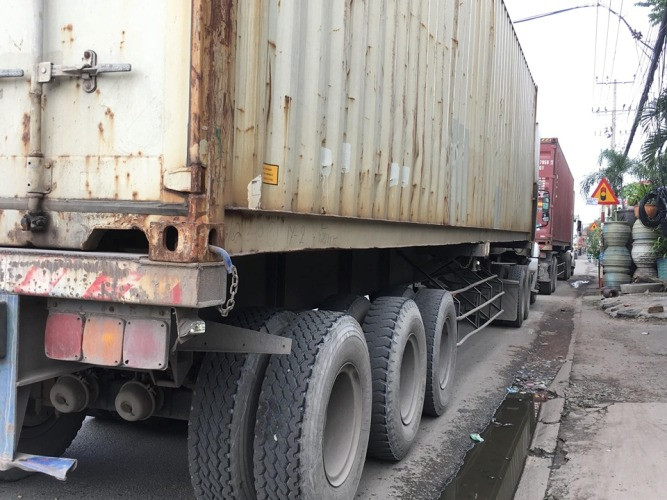 Quốc lộ 13 ‘tê liệt’ vì hải quan soi hàng giả xe container ảnh 4