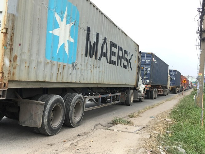 Quốc lộ 13 ‘tê liệt’ vì hải quan soi hàng giả xe container ảnh 3