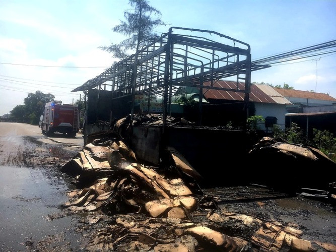 Xe tải cháy ngùn ngụt khi đang chạy, tài xế đạp cửa thoát thân ảnh 2