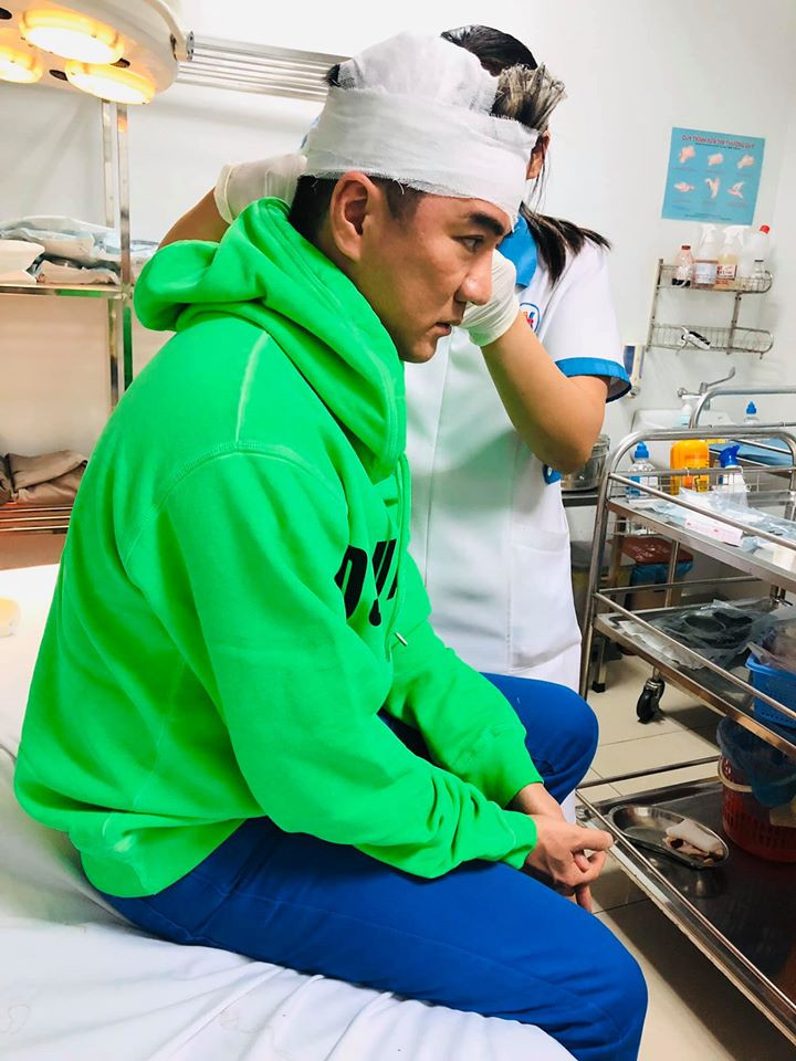 Đàm Vĩnh Hưng gặp tai nạn trên sân khấu, phải vào viện băng bó đầu ảnh 4
