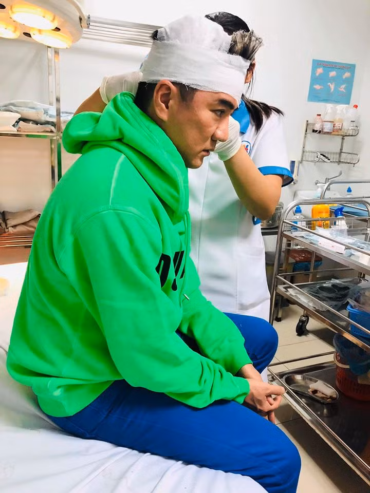 Đàm Vĩnh Hưng gặp tai nạn trên sân khấu, phải vào viện băng bó đầu ảnh 4