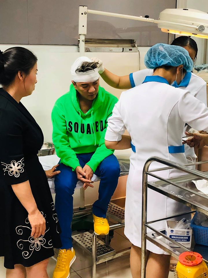 Đàm Vĩnh Hưng gặp tai nạn trên sân khấu, phải vào viện băng bó đầu ảnh 3