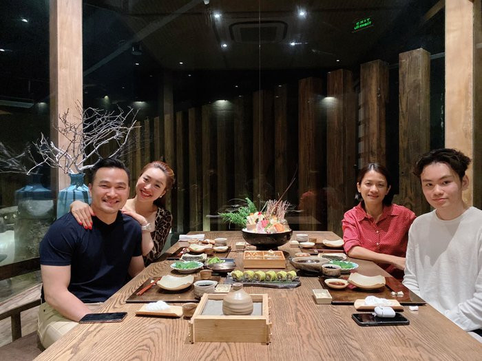 Showbiz 6/1: Vì sao bức ảnh chung của Chi Bảo và vợ cũ bị đem ra 'mổ xẻ'? ảnh 1