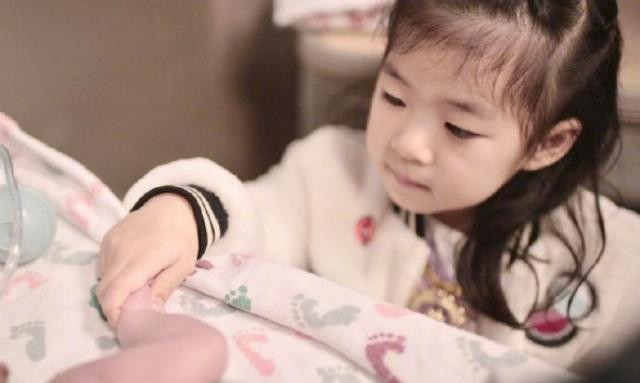 Chương Tử Di sinh con trai thứ 2 ở tuổi 41 ảnh 2