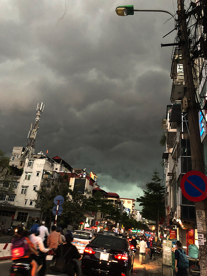 Trời Hà Nội nổi giông lốc mạnh giờ tan tầm ảnh 7