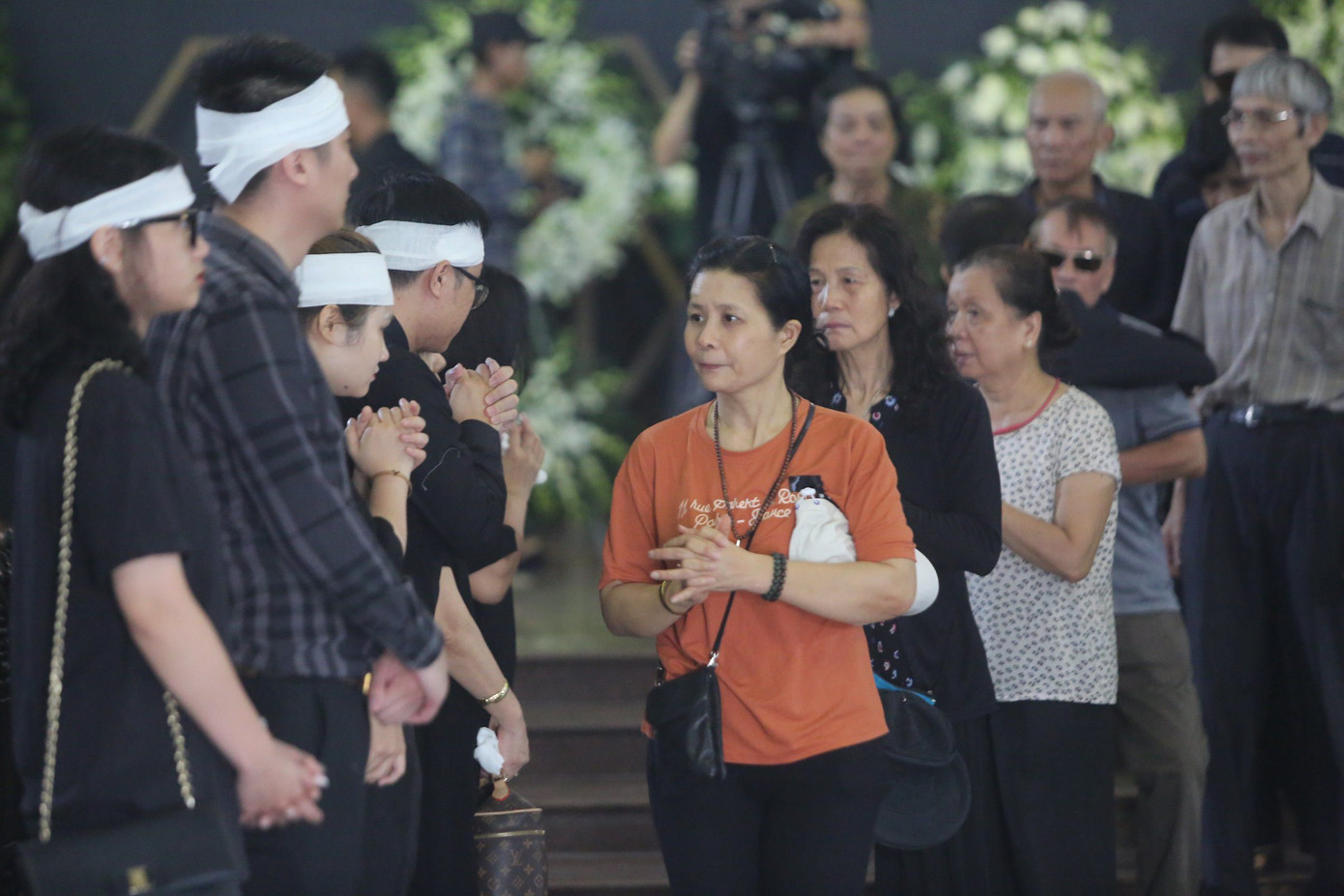 Đám tang phủ toàn hoa trắng của MC Thể thao Diệu Linh ảnh 8