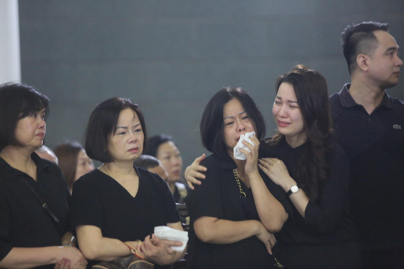 Đám tang phủ toàn hoa trắng của MC Thể thao Diệu Linh ảnh 3