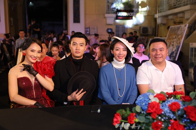 Showbiz: Hoa đán Trung Quốc bị chỉ trích vì gác chân lên ghế máy bay là ai? ảnh 6