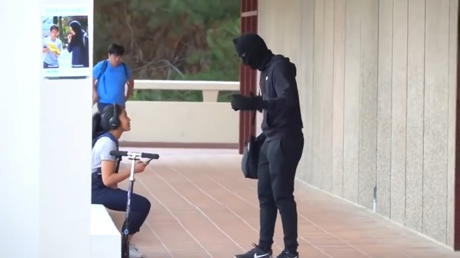 Hai YouTuber đình đám bắt vì dàn cảnh cướp ngân hàng để câu view ảnh 1