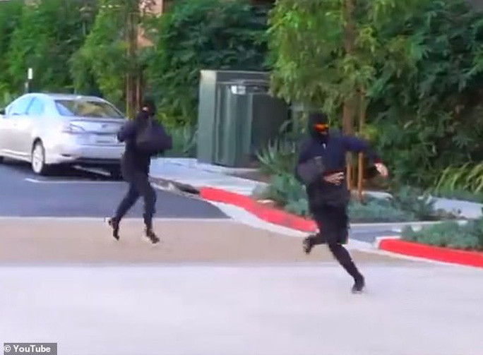 Hai YouTuber đình đám bắt vì dàn cảnh cướp ngân hàng để câu view ảnh 2