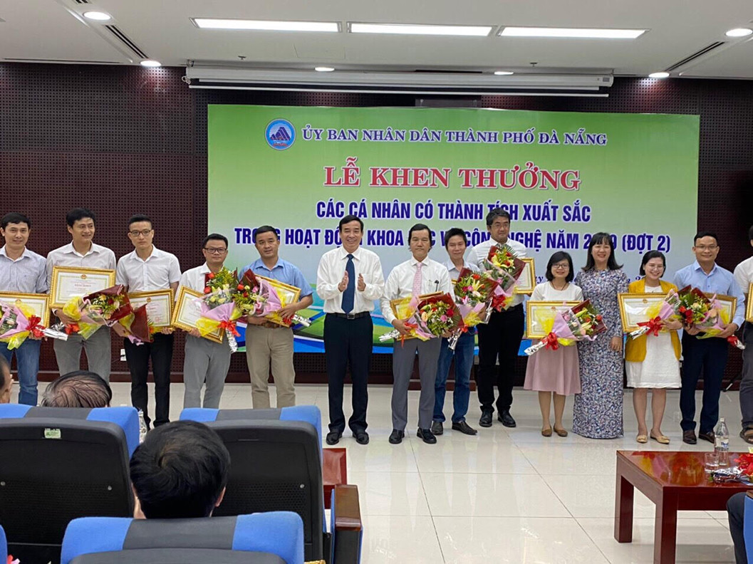 69 nhà khoa học ĐH Duy Tân nhận khen thưởng của thành phố Đà Nẵng ảnh 5