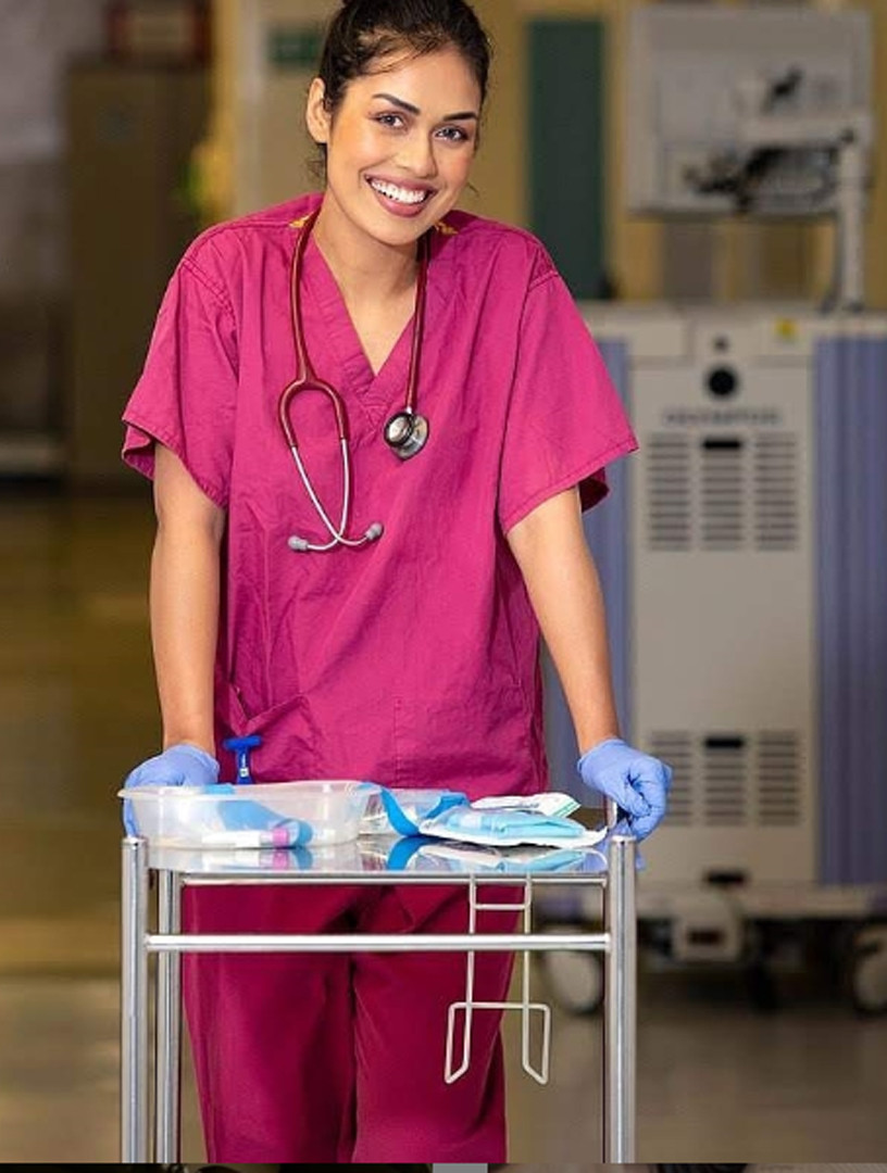 Sống tích cực mùa dịch: Hoa hậu Anh xin về nước trở lại làm bác sĩ chống dịch ảnh 2