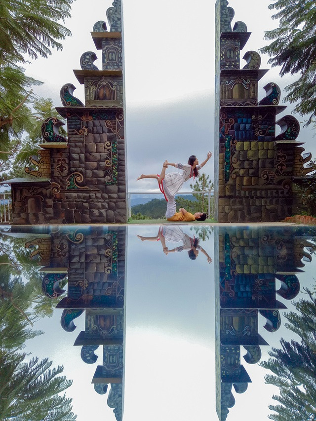 Cặp đôi Yoga Hải Phòng trình diễn điệu nghệ trên con đường hoa phượng vĩ ảnh 4