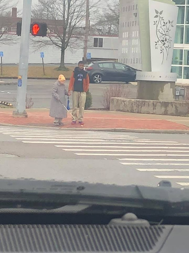 Chàng trai 15 tuổi bất ngờ nổi tiếng khi giúp cụ bà bị mù qua đường ảnh 1