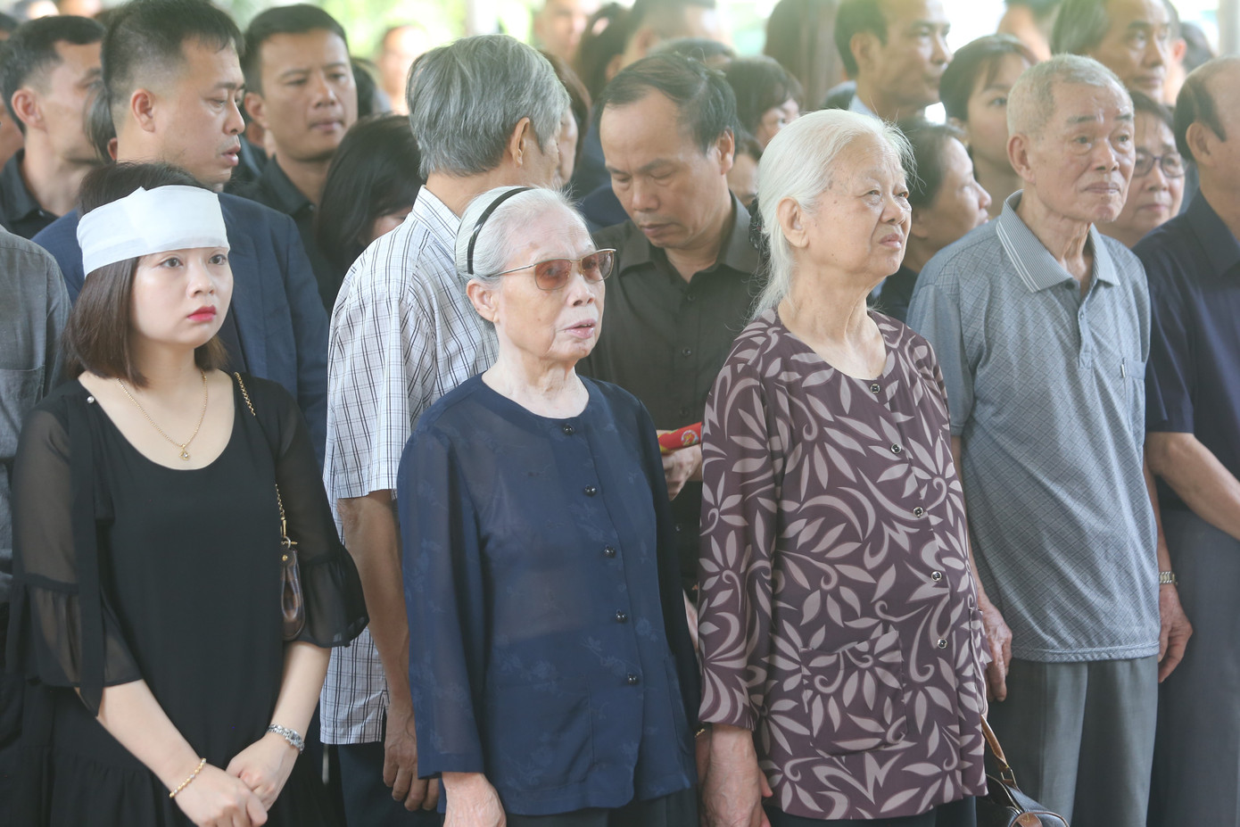 Đám tang phủ toàn hoa trắng của MC Thể thao Diệu Linh ảnh 9