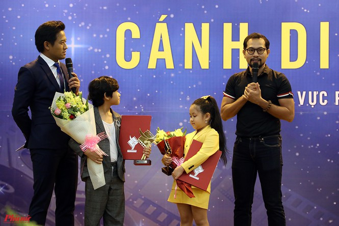 Showbiz 17/5: Hậu chia tay Phạm Băng Băng, Lý Thần đi bar, đưa hai cô gái về nhà lúc đêm ảnh 6