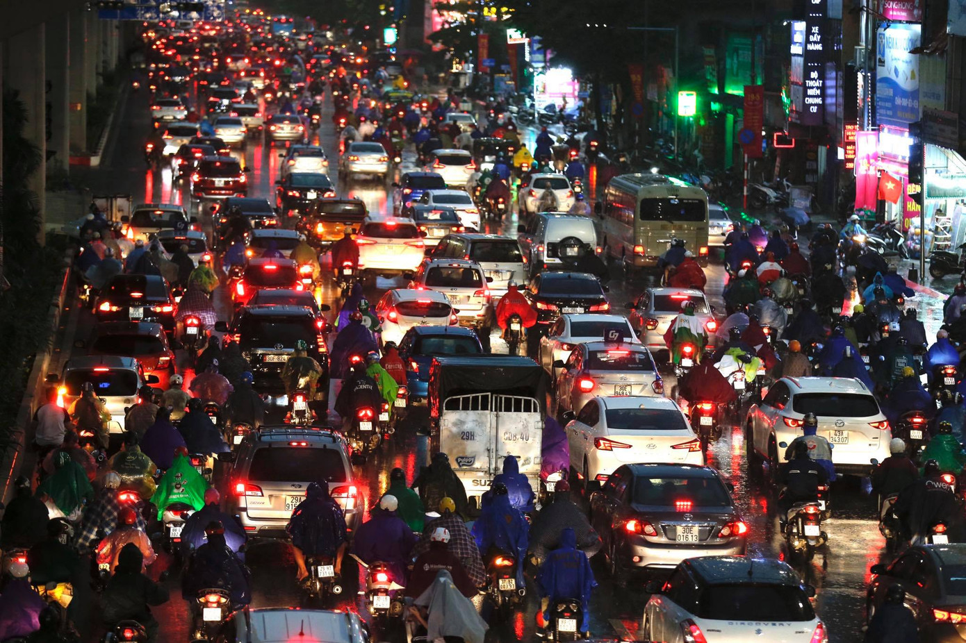 Trời Hà Nội nổi giông lốc mạnh giờ tan tầm ảnh 11