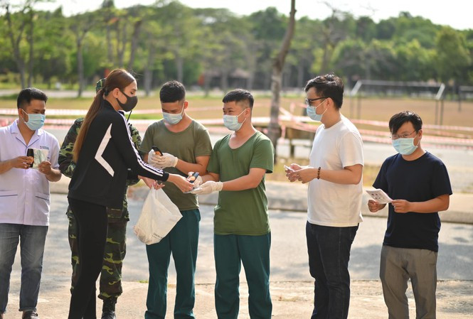 Showbiz 2/4: Nghệ sĩ Việt quyên góp để ủng hộ người bán vé số giữa dịch COVID-19 ảnh 5