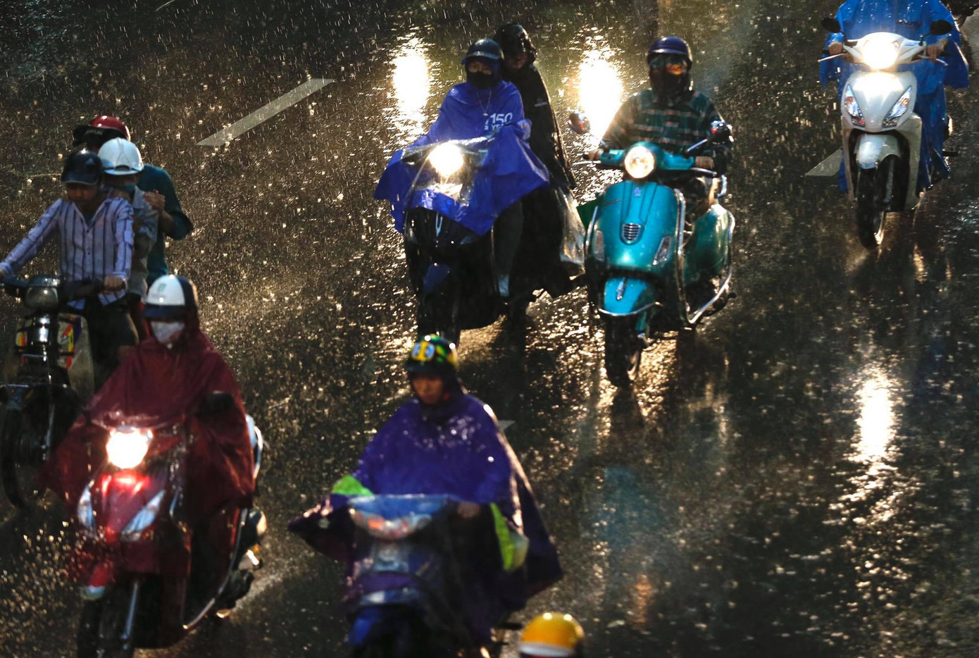 Trời Hà Nội nổi giông lốc mạnh giờ tan tầm ảnh 12