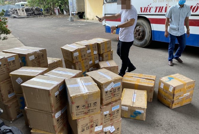 Showbiz 20/4: Nữ thợ máy đăng quang hoa hậu tại chính vườn nhà vì dịch COVID-19 ảnh 7