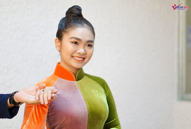 Showbiz 2/5: Cao Thái Hà 'không xấu hổ khi bán tào phớ vỉa hè' ảnh 2