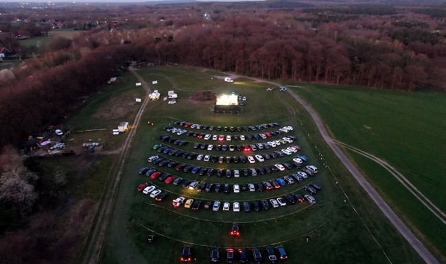 Ngồi ôtô riêng xem phim ở rạp ngoài trời thời dịch COVID-19 gây 'sốt' ảnh 10